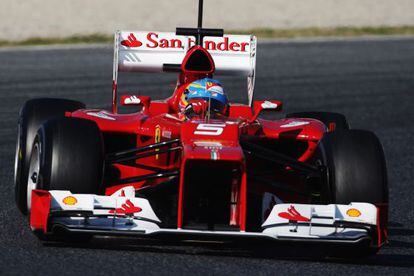 Fernando Alonso conduce el Ferrari F2012 en las sesión de entrenamientos en el Circuito de Cataluña