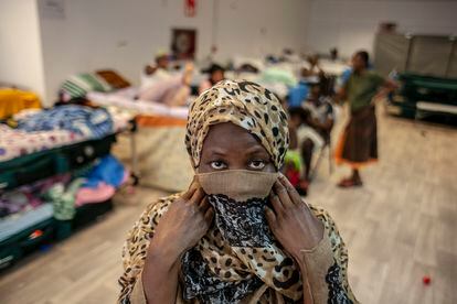 Una mujer se cubre la cara para evitar ser reconocida en su habitación del centro de emergencia de El Sebadal.