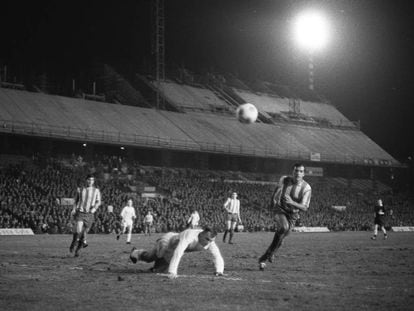 Tabaco cae persiguiendo un balón. Tras él, Colo, y más al fondo, Jayo. Es del día del estreno de la iluminación en el Calderón