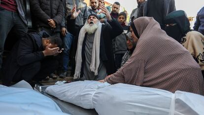 Familiares lloraban la muerte de varios palestinos, este jueves en la ciudad gazatí de Jan Yunis.