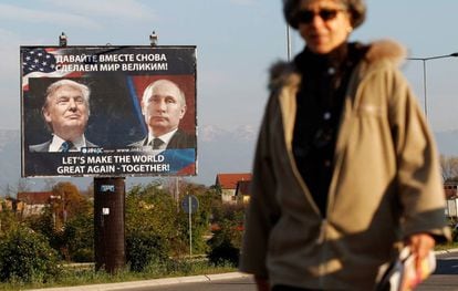 Una mujer pasa frente a un cartel que representa a Donald Trump y Vladimir Putin, este mi&eacute;rcoles en Danilovgrad (Montenegro).