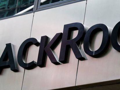 Un logotipo de BlackRock en la fachada de su sede principal, en Nueva York.
