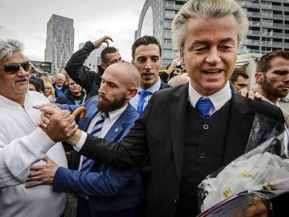 Wilders, candidato del Partido de la Libertad, durante una protesta contra refugiados en Rotterdam, en noviembre de 2015. En vídeo, Wilders compara el Islam con el nazismo.