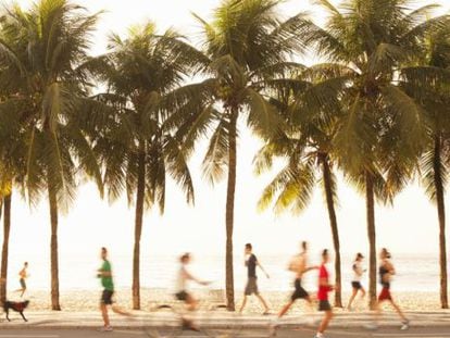 Deportistas y paseantes en la playa de Copacabana, en Río de Janeiro.