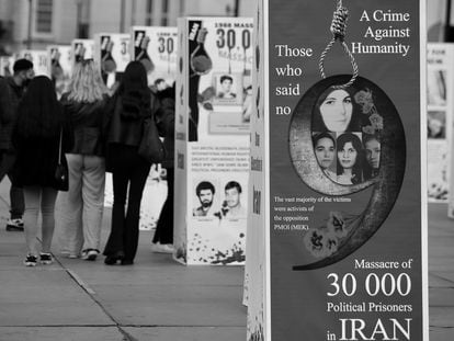 Carteles contra la pena de muerte en Irán en la plaza de Trafalgar de Londres, en octubre de 2020.