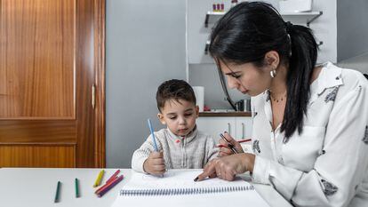 Una madre ayuda a su hijo a realizar tareas escolares.