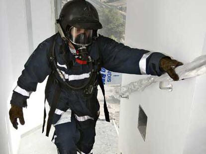 Un bombero participa en la carrera de la torre Espacio.