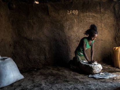 Qello, de 13 años, prepara la comida para su familia. El desigual reparto de quehaceres domésticos hace creer a las niñas que este es el único tipo de tareas para las que están capacitadas, lo que limita su ambición y motivación.