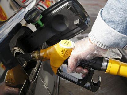 Un hombre reposta combustible en una gasolinera de Total. EFE/Archivo