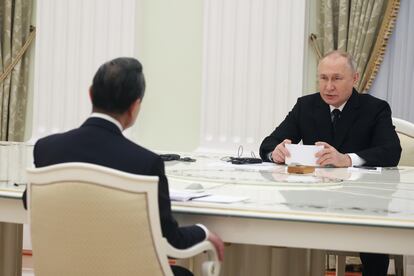 El presidente ruso Vladímir Putin se dirige al ministro de Asuntos Exteriores chino, Wang Yi, durante su reunión en el Kremlin, este miércoles.