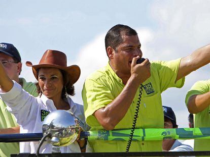 El presidente de Ecuador, Rafael Correa, y su hermana Pierina, durante un acto electoral celebrado el pasado jueves.