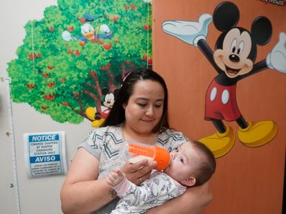 Elizabeth Amador alimenta a su hija, de nueve meses, en un dispensario público, el 12 de mayo en West Valley City (Utah).