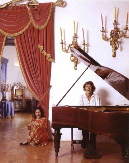 Gala amb Michel, tocant el piano en Púbol (1971).