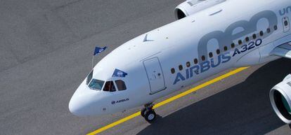 El Airbus A320,de corto recorrido, es el avión más vendido en la historia de la compañía europea.