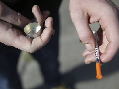 Un consumidor de fentanilo muestra una jeringuilla en Filadelfia, EE UU, en septiembre de 2019.