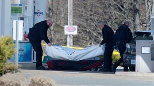 Los sanitarios retiran un cadáver en una gasolinera de Enfield, Nova Scotia, el domingo. En vídeo, declaraciones de la Policía y del primer ministro canadiense. 