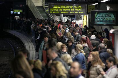 Passatgers esperant el metro a l'estació de la plaça Espanya.