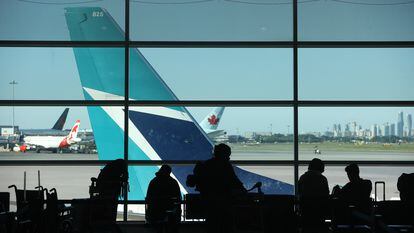 Viajeros esperan el embarque de su vuelo en el Aeropuerto Pearson en Toronto (Canadá).