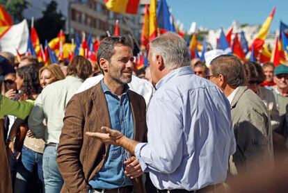 Borja Sémper (izquierda) conversa con Esteban González Pons, durante el acto del PP celebrado en Madrid.