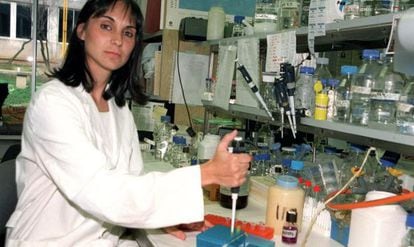 La investigadora Almudena Ram&oacute;n, en su laboratorio.
