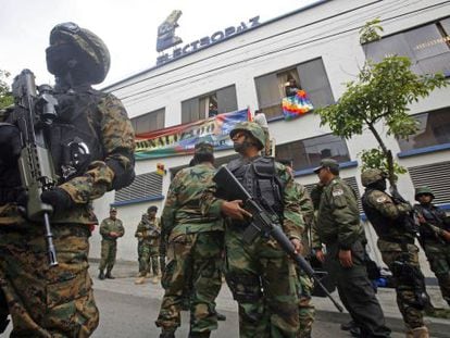 Polic&iacute;as bolivianos montan guardia en las oficinas de Electropaz, en La Paz.