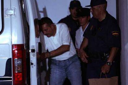 Julián Muñoz entra en un furgón policial en los juzgados para ser trasladado a la cárcel de Alhaurín.