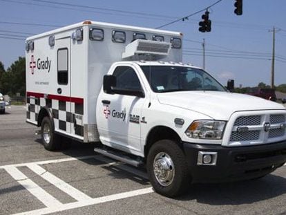 La ambulancia que traslada a Nancy Writebol llega escoltada al hospital de la Universidad de Emory.