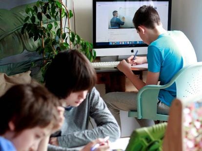 Niños y adolescentes han tenido que adaptarse a nuevos sistemas de enseñanza, hoy virtuales, y a vivir los paréntesis vacacionales confinados. 