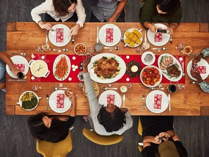 Un grupo de personas celebra una comida de Navidad.