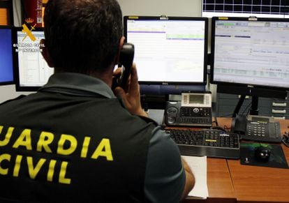 Un agente de la Guardia Civil encargado de investigar delitos a través de Internet, en una imagen de archivo.