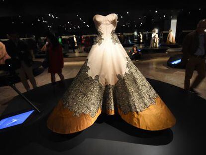 Uno de los vestidos de la exposici&oacute;n dedicada a Charles James en el Metropolitan Museum of Art (MET) en Nueva York.