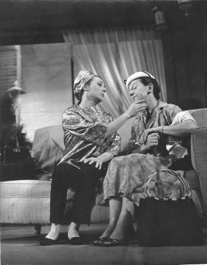Julia Gutiérrez Caba y su tía Julia Caba Alba, en 'Las entretenidas', de Miguel Mihura, en 1962 en Madrid.