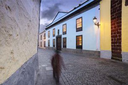 Un paseante en San Cristóbal de La Laguna.