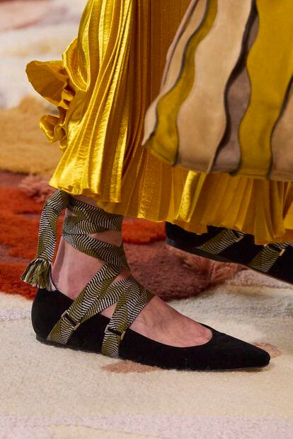 Una de las tendencias de la temporada pasa por las cintas anudadas al tobillo, que ponen el broche de oro a los diseños más románticos, con referencias claras a sus orígenes en el ‘ballet’. Así las hemos visto entre las propuestas de la creadora neoyorkina, Ulla Johnson.