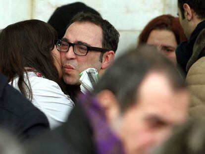 El director Sergi Belbel a la salida del funeral por la actriz Anna Lizaran celebrado hoy en el tanatorio de Les Corts de Barcelona.