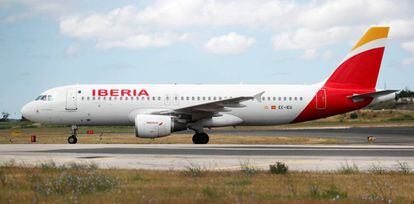 FILE PHOTO: An Iberia Airbus A320 plane lands at Lisbon&#039;s airport