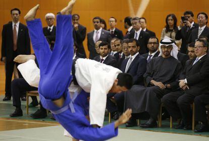 Un entrenamiento de judo entre Japón y Emiratos Árabes Unidos (EAU) de los estudiantes de la Universidad de Tokai Takanawadai Junior & Senior High School en Tokio, observado por el Jeque Mohammed bin Zayed al-Nahyan.