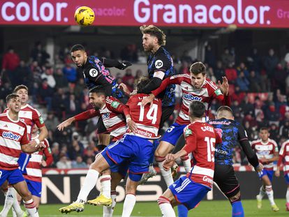 Sergio Ramos emerge para hacer el tercer tanto del Sevilla ante el Granada.