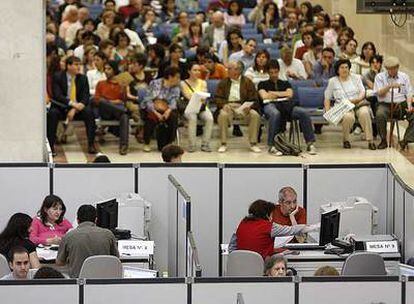 Decenas de personas esperan a ser atendidas en la Administración Central de Hacienda en Madrid.