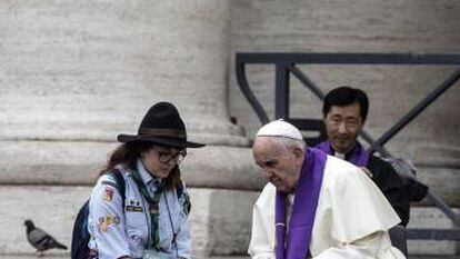 El Papa confesó el sábado a los fieles en la plaza de San Pedro.