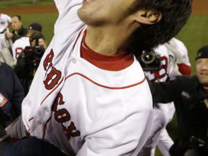 Un jugador de los Boston Red Sox celebra el triunfo de su equipo en las Series Mundiales en su estadio.