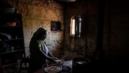 Una mujer prepara un palto de salsa en la cocina de su casa en Comitancillo (Guatemala).