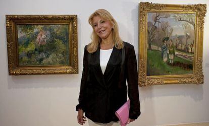 La baronesa Carmen Thyssen-Bornemisza posa ante dos de las obras de su colección personal en Sant Feliu de Guixols.