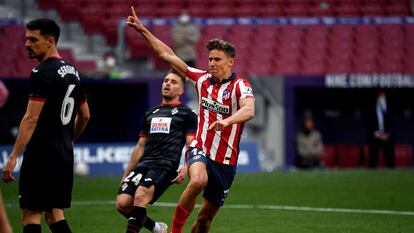 Marcos Llorente celebra uno de sus goles al Eibar este domingo.