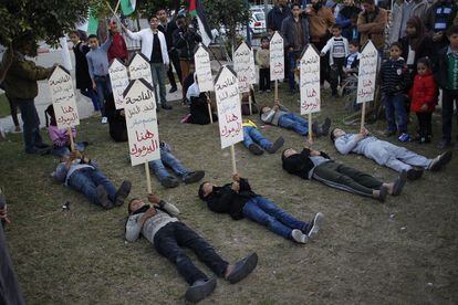 Niños palestinos de Gaza protestan en apoyo de los refugiados del campo de Yarmuk en Siria, 15 de enero de 2014.