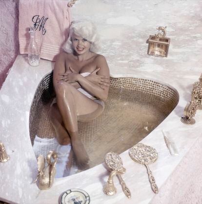 Jayne Mansfield en su bañera en forma de corazón.