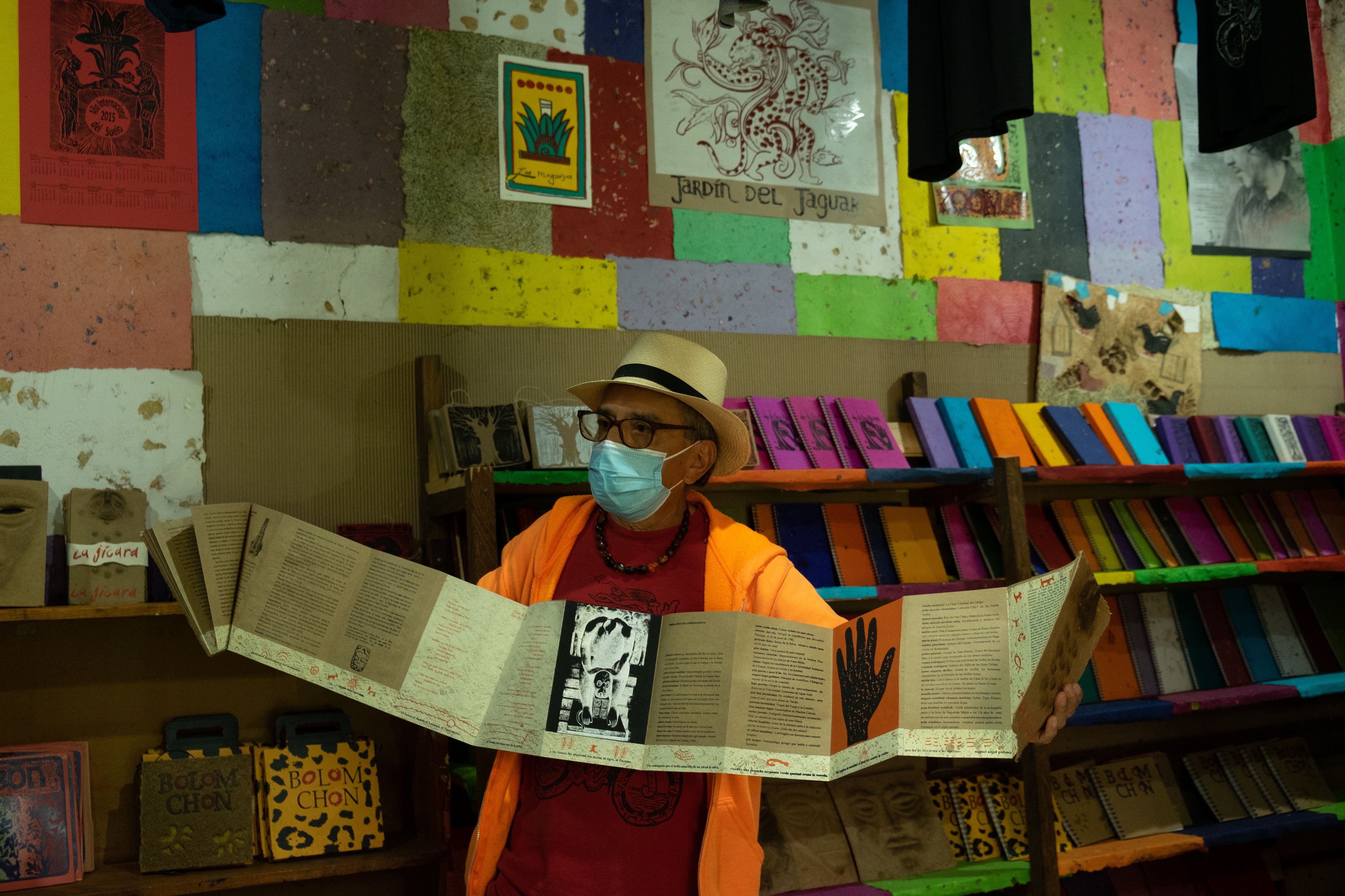 Javier, el fundador de Leñateros, muestra una de las ediciones de la revista Jícara, editada por el Taller Leñateros.