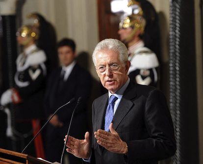 Mario Monti, encargado de formar Gobierno en Italia, tras su reunión con el presidente de la República, Giorgio Napolitano.