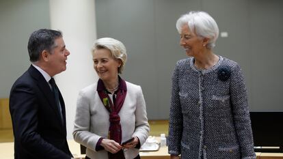 El presidente del Eugrogrupo, Pascal Donohoe, habla con las presidentas de la Comisión Europea, Ursula von der Leyen, y del BCE, Christine Lagarde.