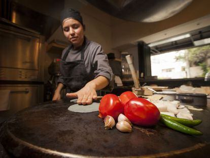 Una cocinera hace tortillas de ma&iacute;z en Fonda Mayora, en M&eacute;xico DF. 